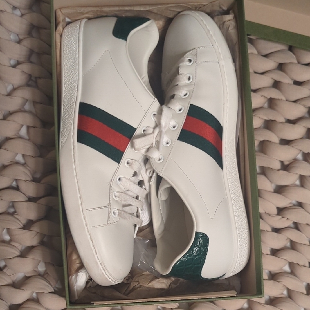 Gucci Women's White Sneakers with Green and Red Stripes